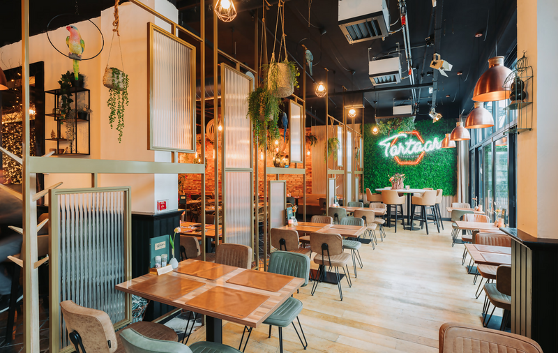 Stalen Roomdividers in een restaurant-Stalen Roomdivider-Roomdivider-Stalen Roomdividers met Canuleglas -OBLY