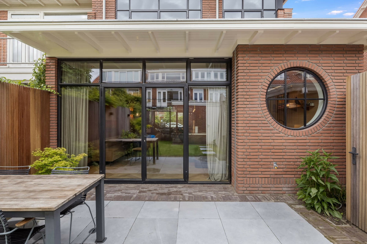 Stalen kozijnen en ranke overstekken-JAREN 30 ARCHITECT-aanbouw,jaren30 woning,renovatie,tweelaagse aanbouw-Jaren 30 – Totaalrenovatie met Moderne Aanbouw-OBLY