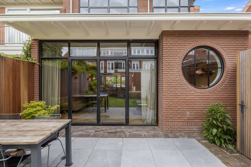 Stalen kozijnen en ranke overstekken-JAREN 30 ARCHITECT-aanbouw,jaren30 woning,renovatie,tweelaagse aanbouw-Jaren 30 – Totaalrenovatie met Moderne Aanbouw-OBLY