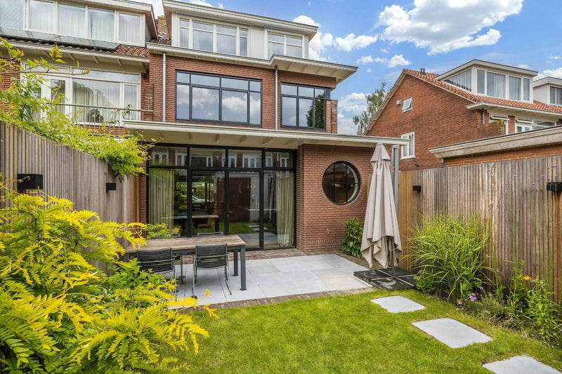 Stalen kozijnen en ranke overstekken-OBLY-aanbouw,jaren30 woning,renovatie,tweelaagse aanbouw-Jaren 30 – Totaalrenovatie met Moderne Aanbouw-OBLY