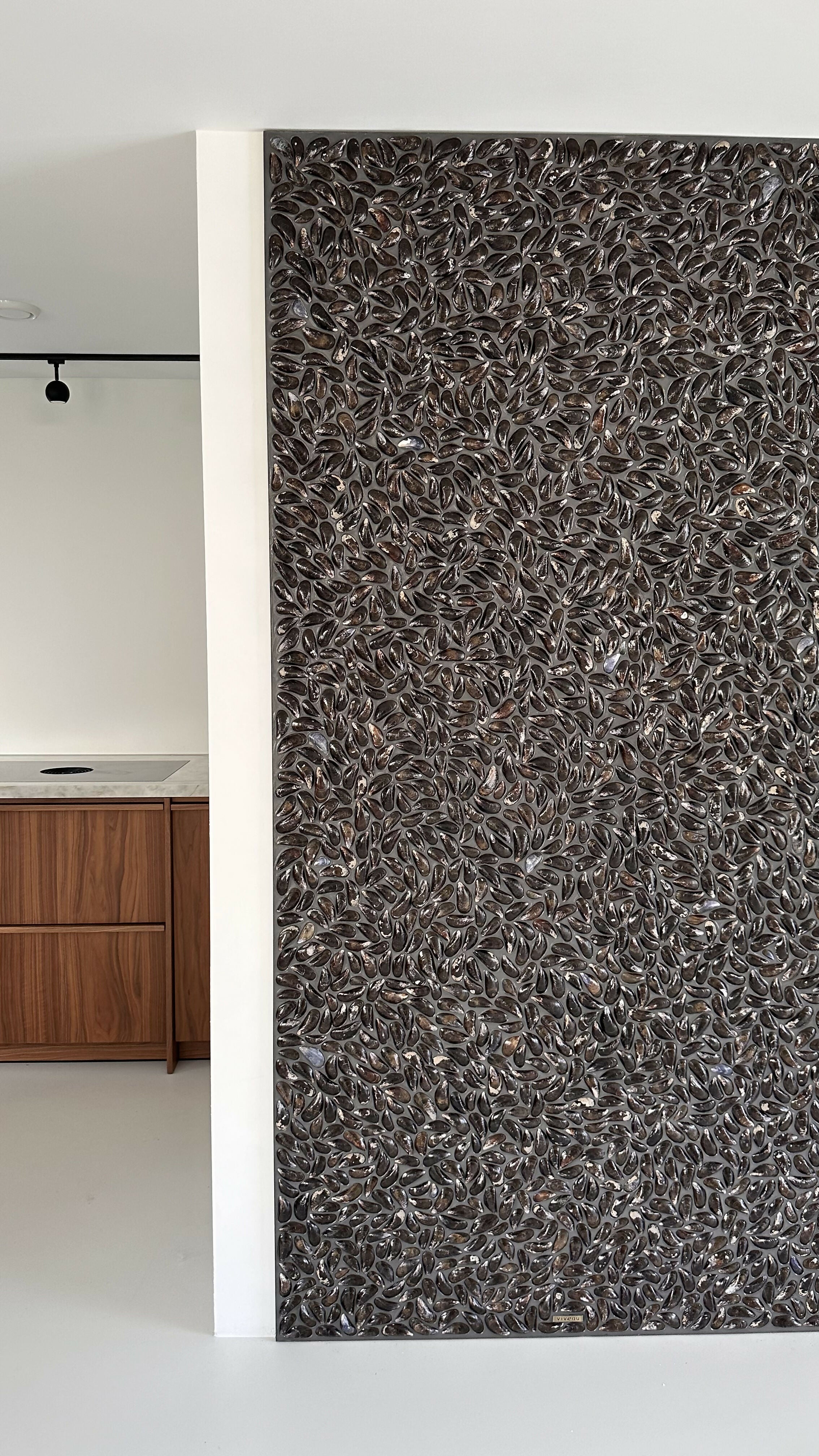 Statement piece: Natuurlijke wandbekleding mosselschelpen-Viveau - fine wall design-design wandbekleding,interieur wandbekleding,luxe wandbekleding,moderne wandbekleding,wandbekleding,wanddecoratie interieur,woonkamer-Mosselschelpen Wand | Tijdloze Eyecatcher bij Renovatie-OBLY