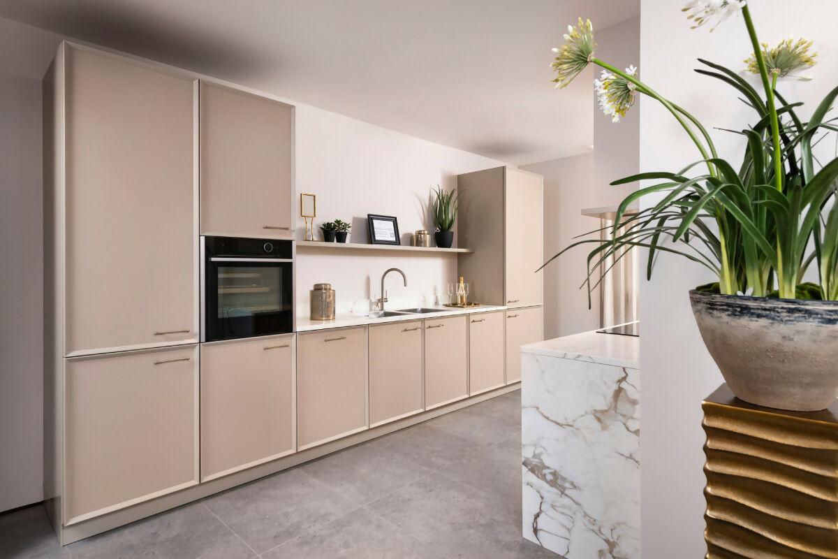 Stijlvolle Showroomkeuken met Lederen Details-MERENO-Keuken- Luxe Showroomkeuken met Lederen Accenten | Modern en Stijlvol-OBLY