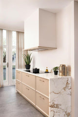 Stijlvolle Showroomkeuken met Lederen Details-MERENO-Keuken- Luxe Showroomkeuken met Lederen Accenten | Modern en Stijlvol-OBLY