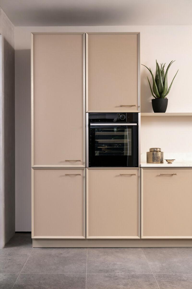 Stijlvolle Showroomkeuken met Lederen Details-OBLY- Luxe Showroomkeuken met Lederen Accenten | Modern en Stijlvol-OBLY
