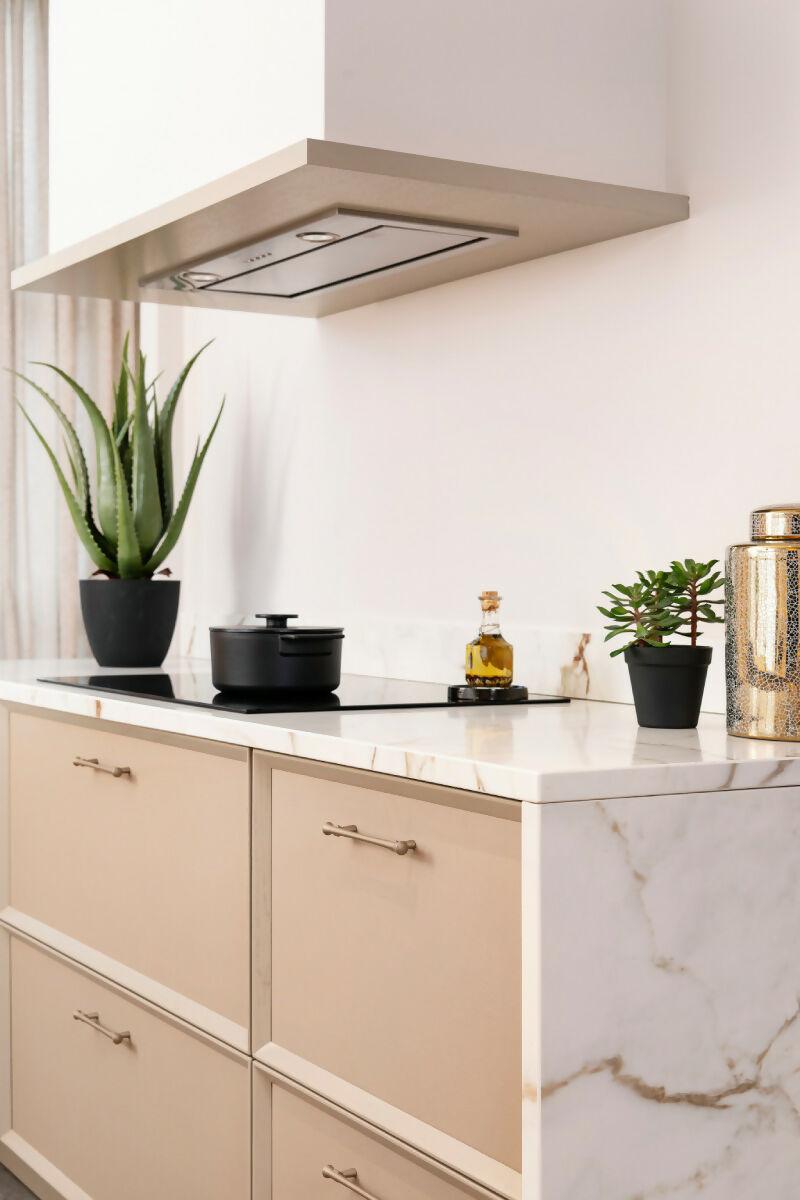 Stijlvolle Showroomkeuken met Lederen Details-OBLY- Luxe Showroomkeuken met Lederen Accenten | Modern en Stijlvol-OBLY