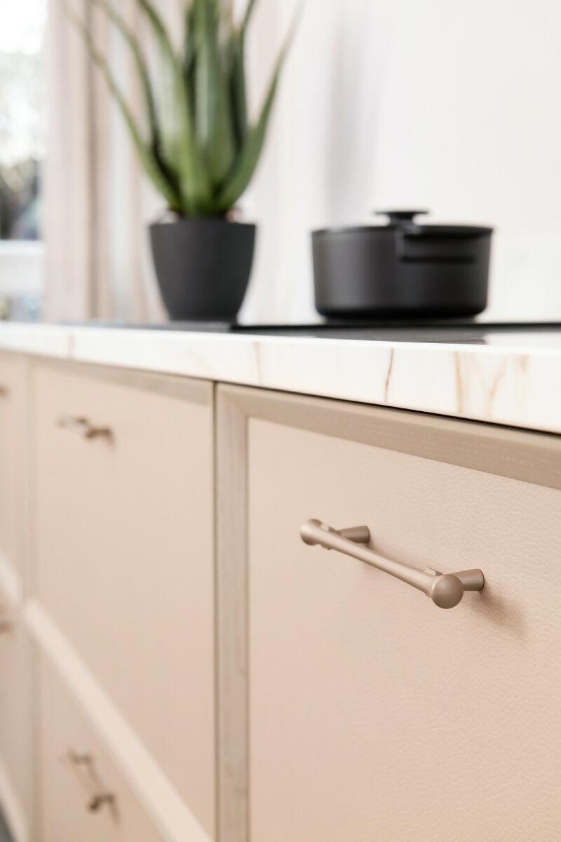 Stijlvolle Showroomkeuken met Lederen Details-OBLY- Luxe Showroomkeuken met Lederen Accenten | Modern en Stijlvol-OBLY