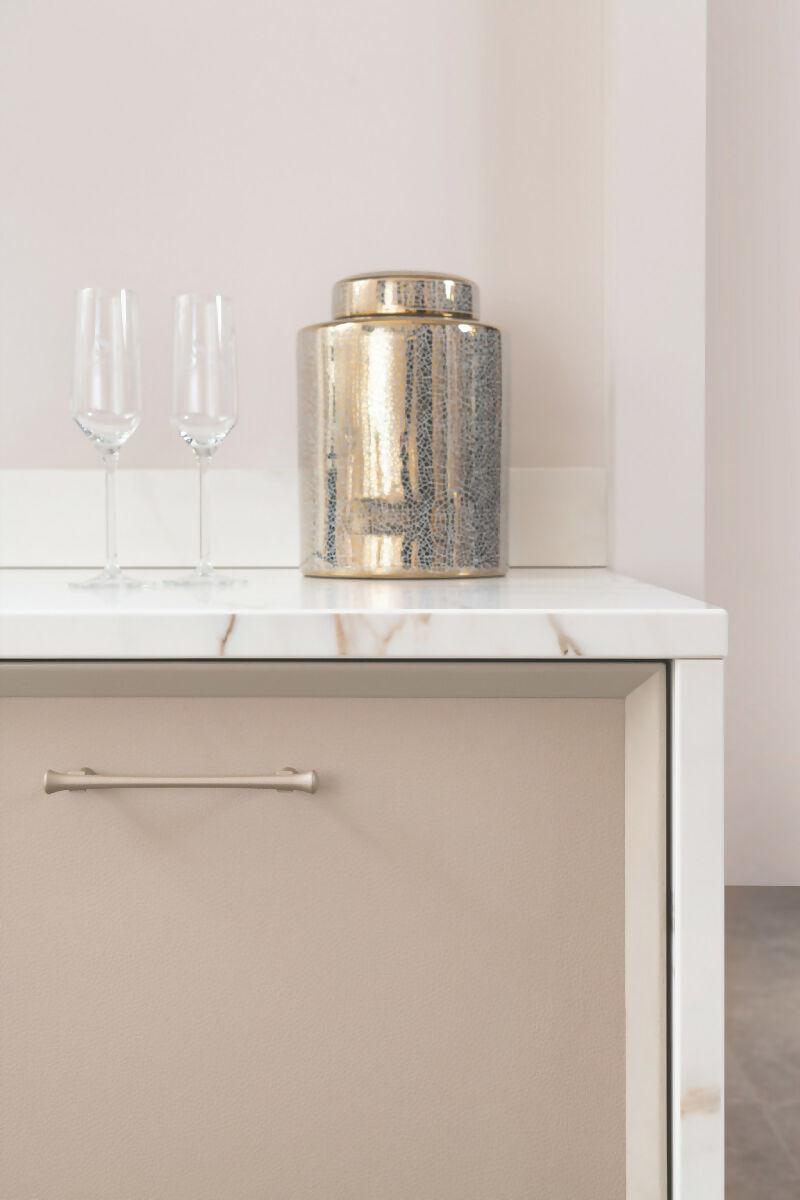 Stijlvolle Showroomkeuken met Lederen Details-OBLY- Luxe Showroomkeuken met Lederen Accenten | Modern en Stijlvol-OBLY