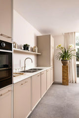 Stijlvolle Showroomkeuken met Lederen Details-OBLY- Luxe Showroomkeuken met Lederen Accenten | Modern en Stijlvol-OBLY