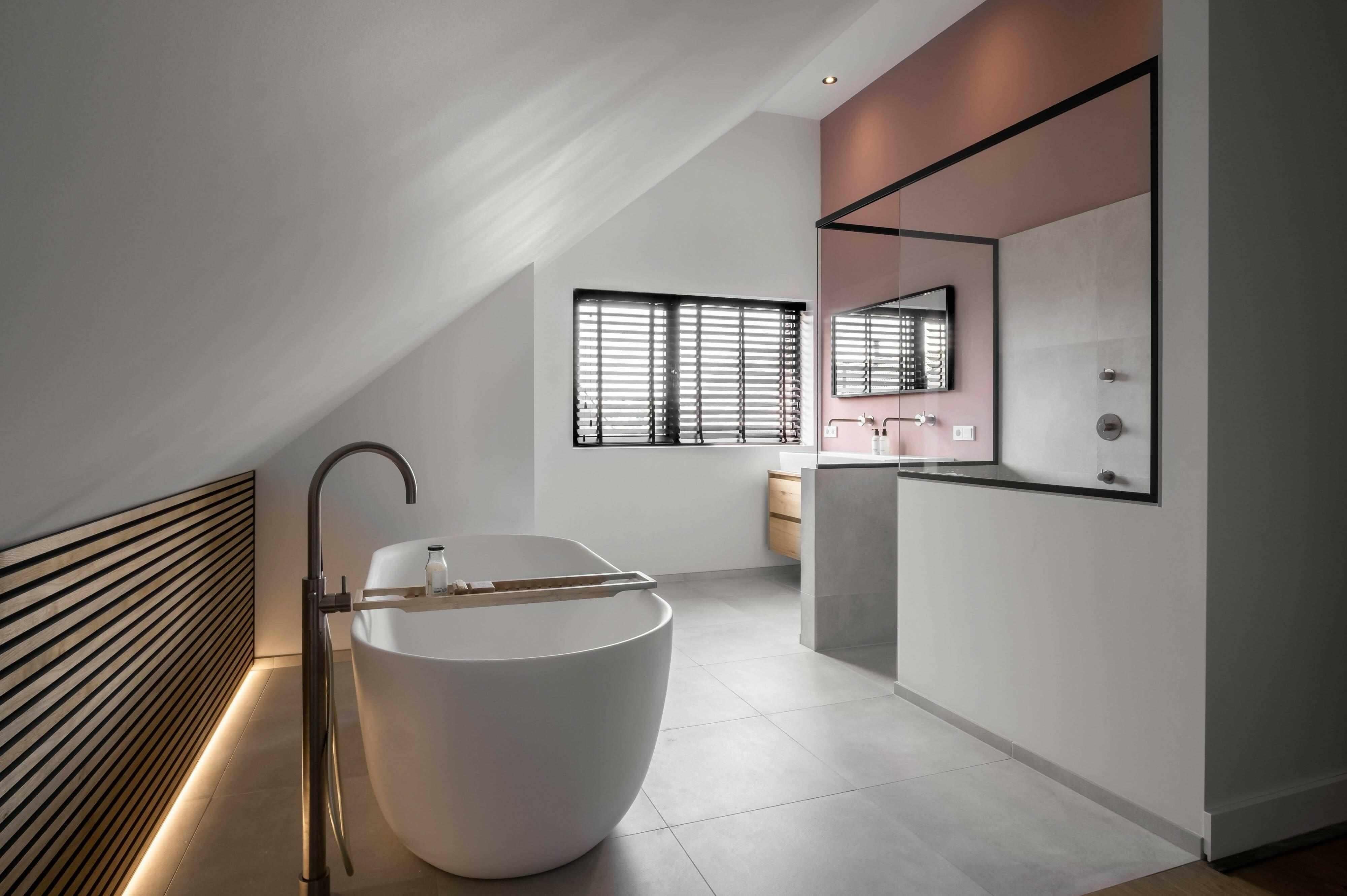 Stijlvolle badkamer met speelse accenten-Het Badhuys-badkamer-Stijlvolle badkamer met speelse accenten-OBLY