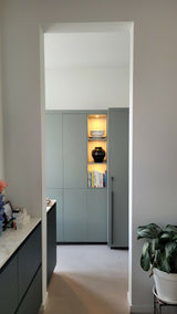 Stijlvolle maatwerkkast met warme accenten-MEES Meubels & Interieurs-Woonkamer-OBLY