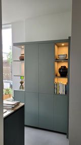 Stijlvolle maatwerkkast met warme accenten-MEES Meubels & Interieurs-Woonkamer-OBLY