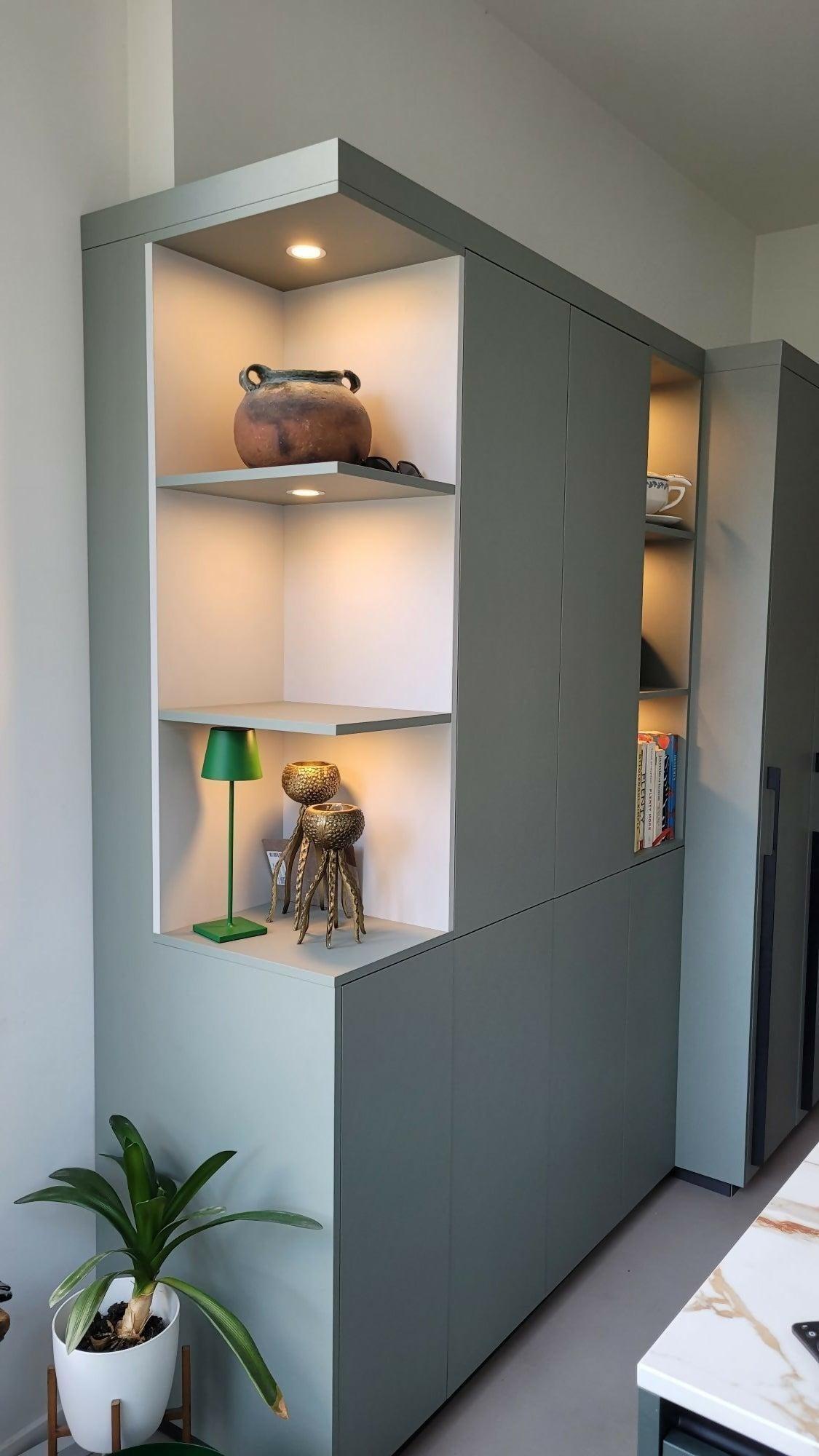 Stijlvolle maatwerkkast met warme accenten-MEES Meubels & Interieurs-#designkast,#inbouwkast,#interieurbouw,#interieurdesign,#interieurmaatwerk,#maatwerkinterieur,#maatwerkkast,#maatwerkmeubels,#moderneinrichting,#woonkamerinterieur,Woonkamer-OBLY