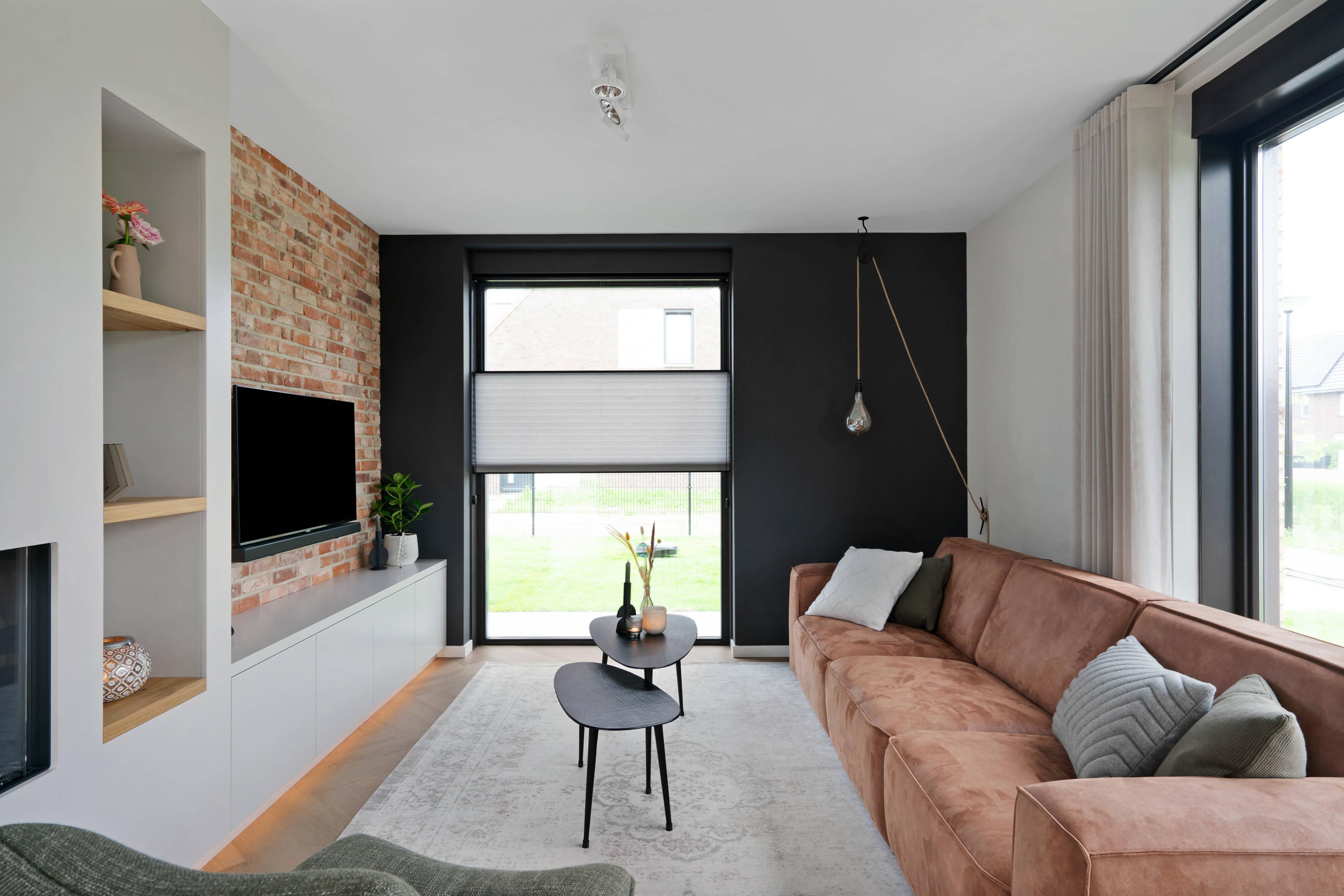 Stoer woonkamer design-Jessica Kuhne-Leer en hout,Staal accenten,Stenen wand,Stoer interieur,Woonkamer-Stoer woonkamer design-OBLY