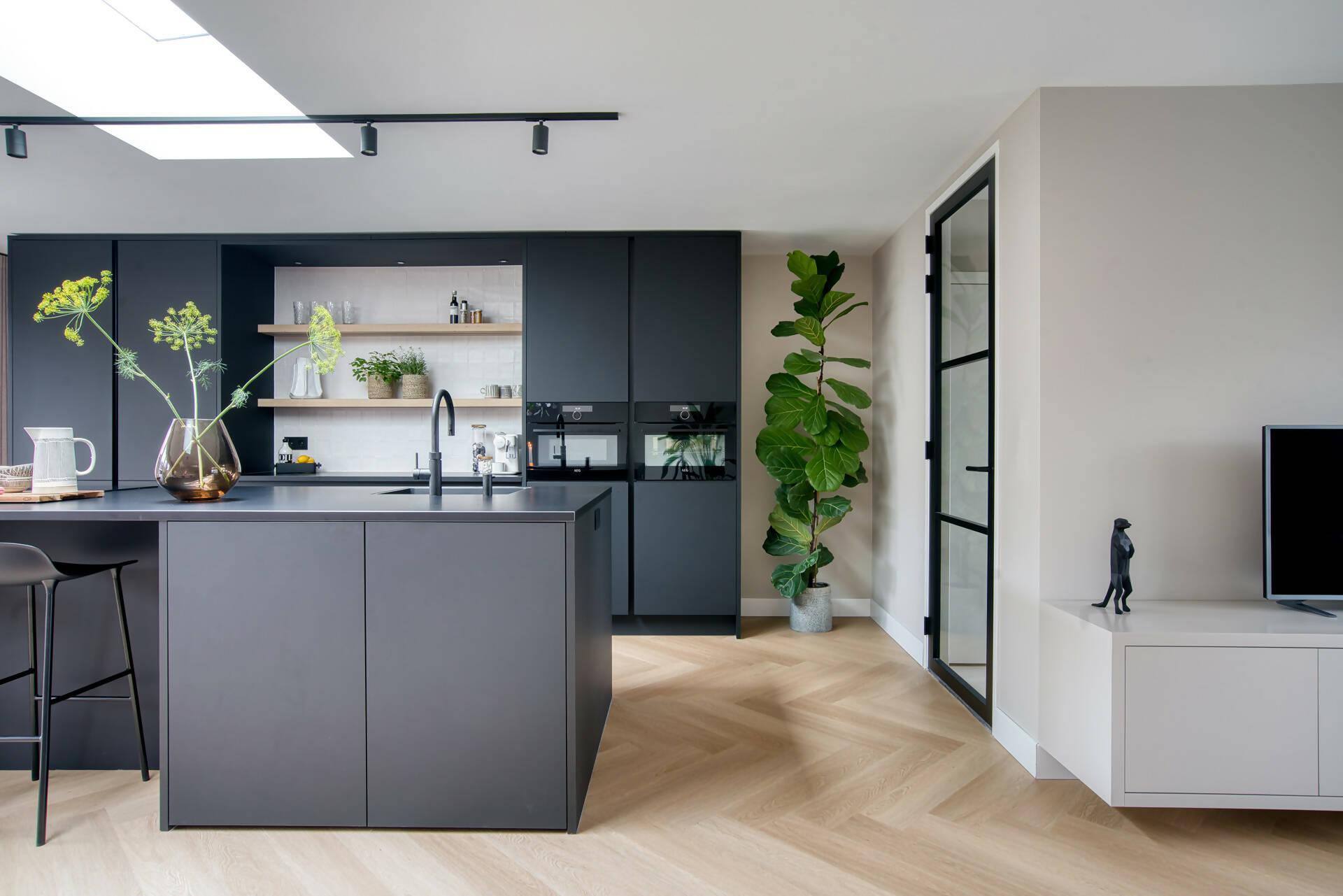 Strak interieur met moderne keuken-Jessica Kuhne-Hedendaagse keuken,Interieur,Keuken,Minimalistisch interieur,Renovatie keuken,Zwart keukenontwerp-Strak interieur met moderne keuken-OBLY