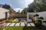 Strakke tuin met maatwerk zitkuil en Millboard-vlonder-Wooddeck-architectonische tuin,design tuin,Golden Oak,houten vlonder,luxe tuin,maatwerk zitbanken,Millboard vlonder,onderhoudsarme vlonder,verdiept loungegedeelte,vlonder,zitkuil-Moderne tuin met verdiept loungegedeelte | Millboard vlonder-OBLY