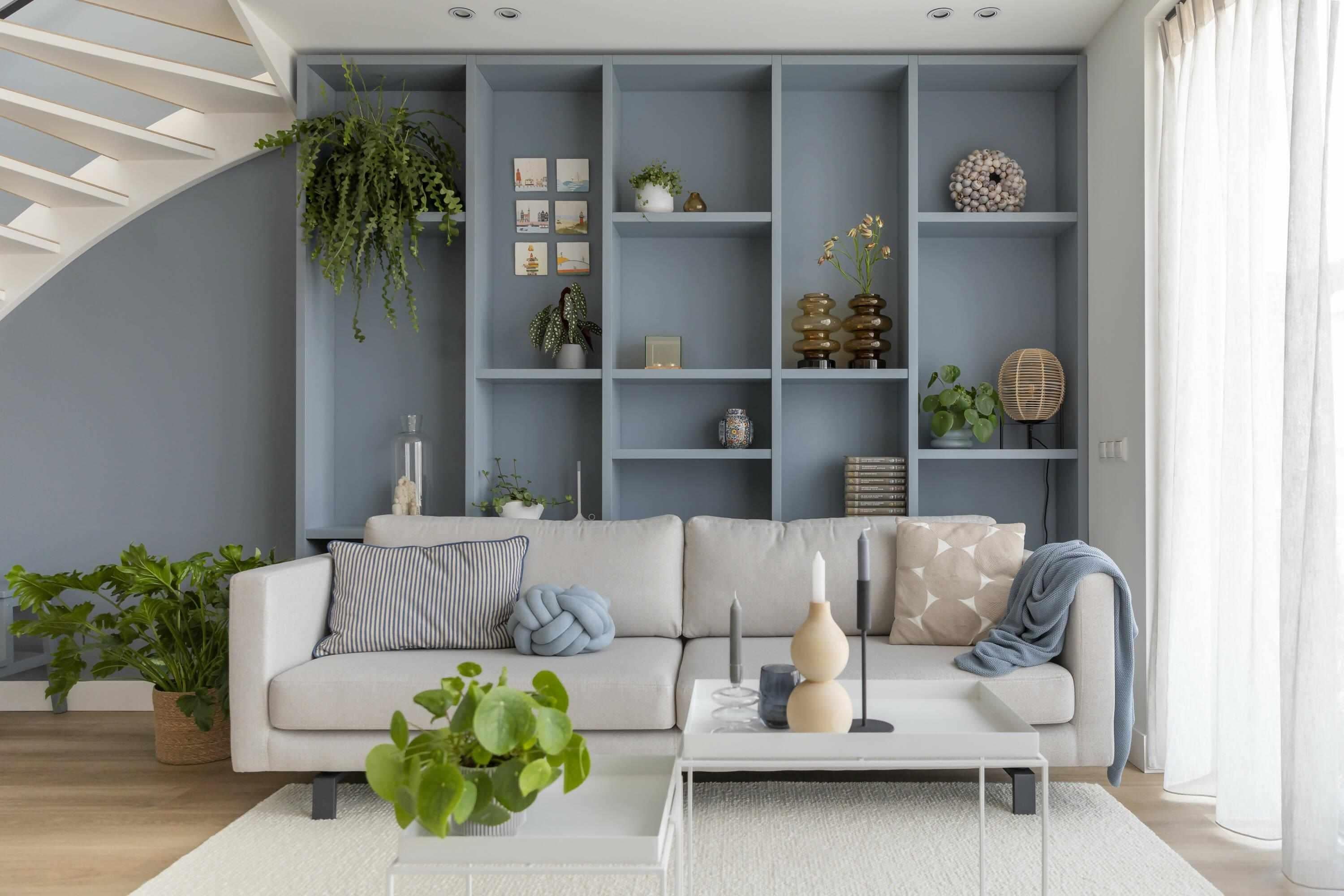 Strakke woonkamer met blauwe accenten-Jessica Kuhne-Blauw interieur,Hedendaags interieur,Interieurontwerp,Moderne inrichting,Rustig kleurenpalet,Strakke woonkamer,Woonkamer,Zachte kleuren-Strakke woonkamer met blauwe accenten-OBLY