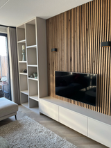 TV-wand op maat met houten lattenwand-Meubellen-lattenwand,moderne woonkamer,strak interieur,tv wand,wandmeubel,woonkamer inspiratie-TV-wand met lattenwand | Maatwerk interieur-OBLY
