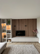 TV-wand op maat met houten lattenwand-Meubellen-lattenwand,moderne woonkamer,strak interieur,tv wand,wandmeubel,woonkamer inspiratie-TV-wand met lattenwand | Maatwerk interieur-OBLY