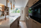 Tijdloze maatwerkkeuken met kookeiland en kaderfronten-Iemms keukens & interieur-composiet werkblad,design keuken,fineer keuken,iemms,kaderfronten,keuken renovatie,keukenontwerp,luxe keuken,maatwerk keuken,moderne keuken,tijdloze keuken,woonkeuken-Tijdloze maatwerkkeuken met kookeiland | iemms-OBLY