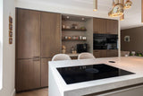 Tijdloze maatwerkkeuken met kookeiland en kaderfronten-Iemms keukens & interieur-composiet werkblad,design keuken,fineer keuken,iemms,kaderfronten,keuken renovatie,keukenontwerp,luxe keuken,maatwerk keuken,moderne keuken,tijdloze keuken,woonkeuken-Tijdloze maatwerkkeuken met kookeiland | iemms-OBLY