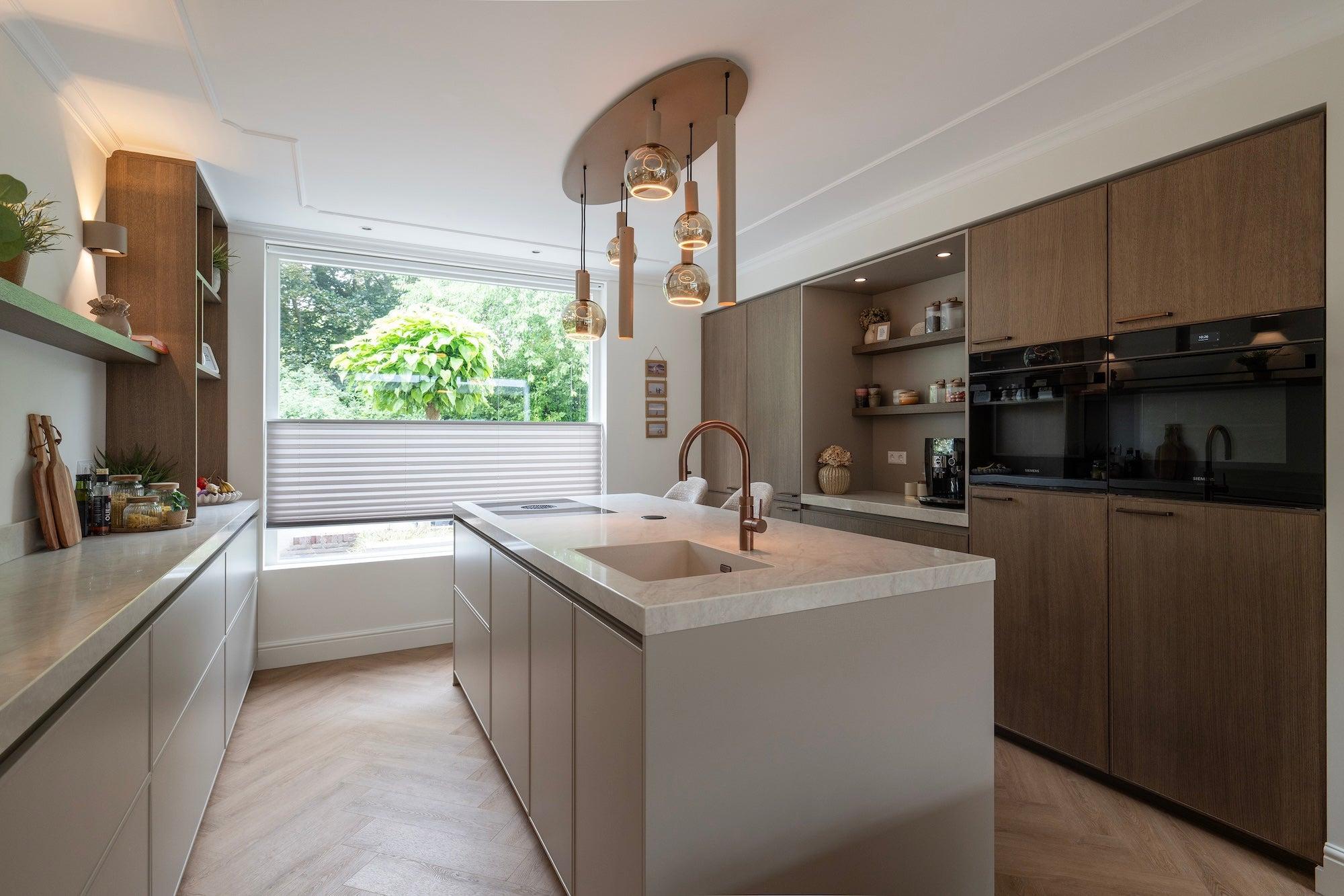 Tijdloze maatwerkkeuken met kookeiland en kaderfronten-Iemms keukens & interieur-composiet werkblad,design keuken,fineer keuken,iemms,kaderfronten,keuken renovatie,keukenontwerp,luxe keuken,maatwerk keuken,moderne keuken,tijdloze keuken,woonkeuken-Tijdloze maatwerkkeuken met kookeiland | iemms-OBLY
