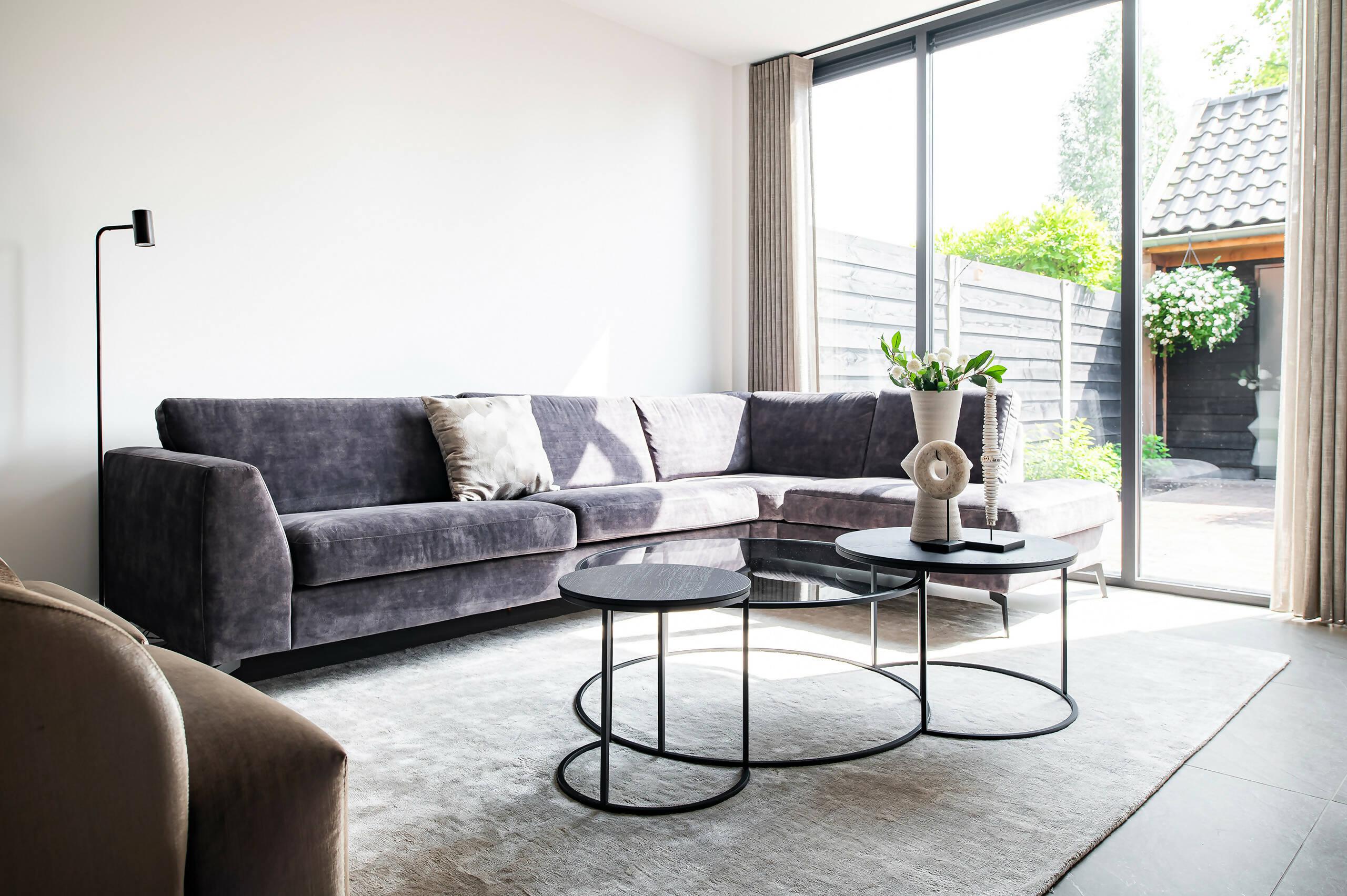 Tijdloze woonkamer design-VAN WOLFSWINKEL WONEN-comfortabele zithoek woonkamer,elegante interieurstijl,exclusieve woonruimte details,luxe woonkamer inspiratie,moderne leefruimte inrichting,rustige neutrale tinten,stijlvolle design meubels,tijdloos woonkamer design,Woonkamer-Tijdloze woonkamer design-OBLY