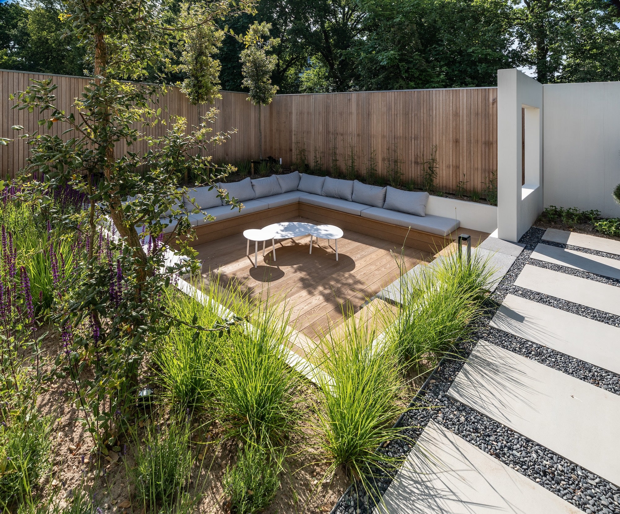 Strakke tuin met maatwerk zitkuil en Millboard-vlonder