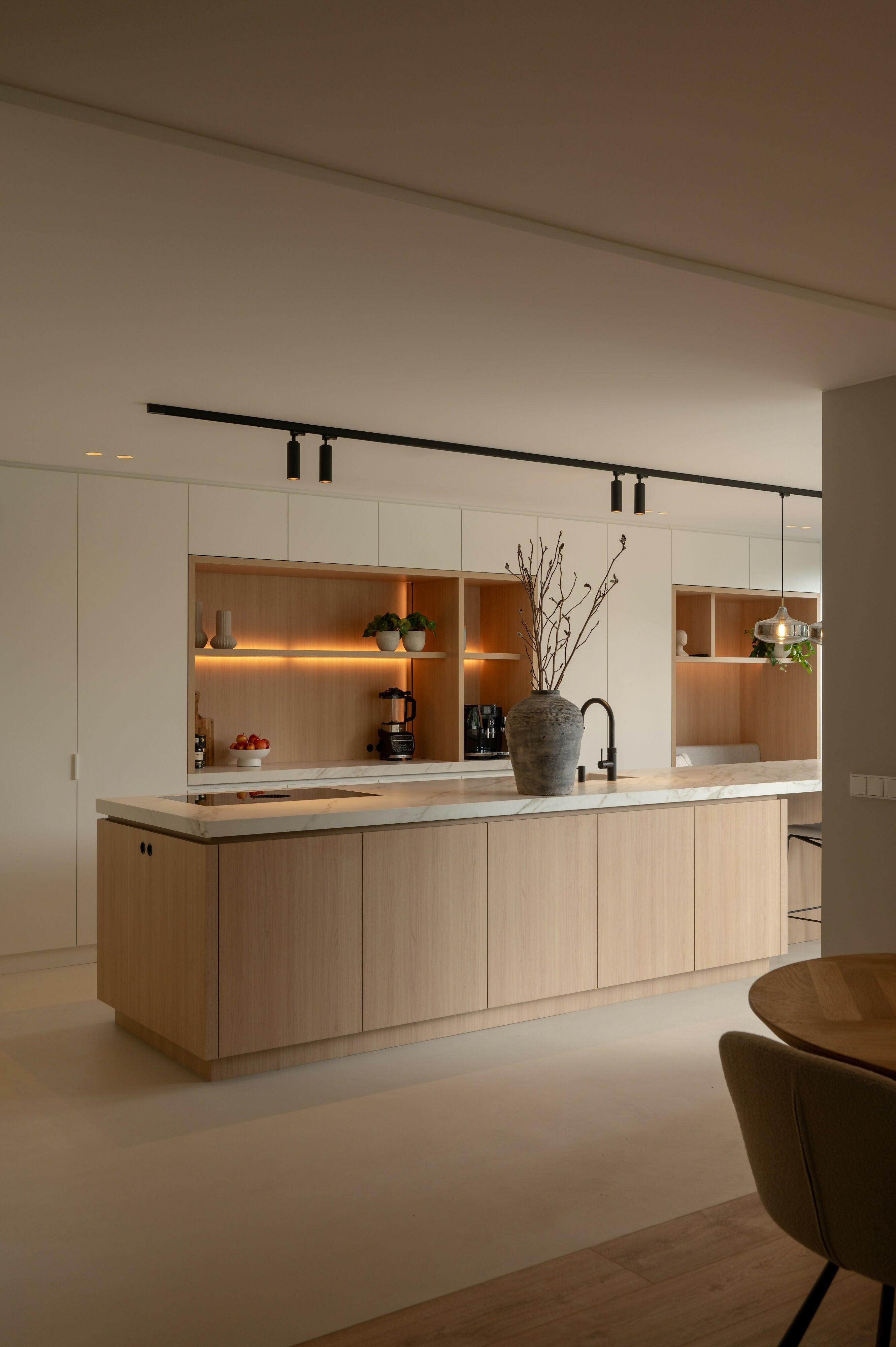 Totaal Verbouwing Interieurontwerp-ELKE SPECK INTERIEURONTWERP-ingewerkte koffiebar,Interieurontwerp,luxe woonkeuken,maatwerk eilandkeuken,maatwerk interieurdetails,stijlvolle woningrenovatie,totaal verbouwing interieur,verborgen doorgangen,warm wit maatwerk,Woonkamer-Totaal Verbouwing Interieurontwerp-OBLY