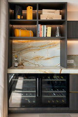 Totaalinrichting penthouse-Meubellen-gouden greeplijst,luxe maatwerk,maatwerk interieur,natuursteen keukenblad-Luxe Maatwerk Interieur voor Penthouse-OBLY