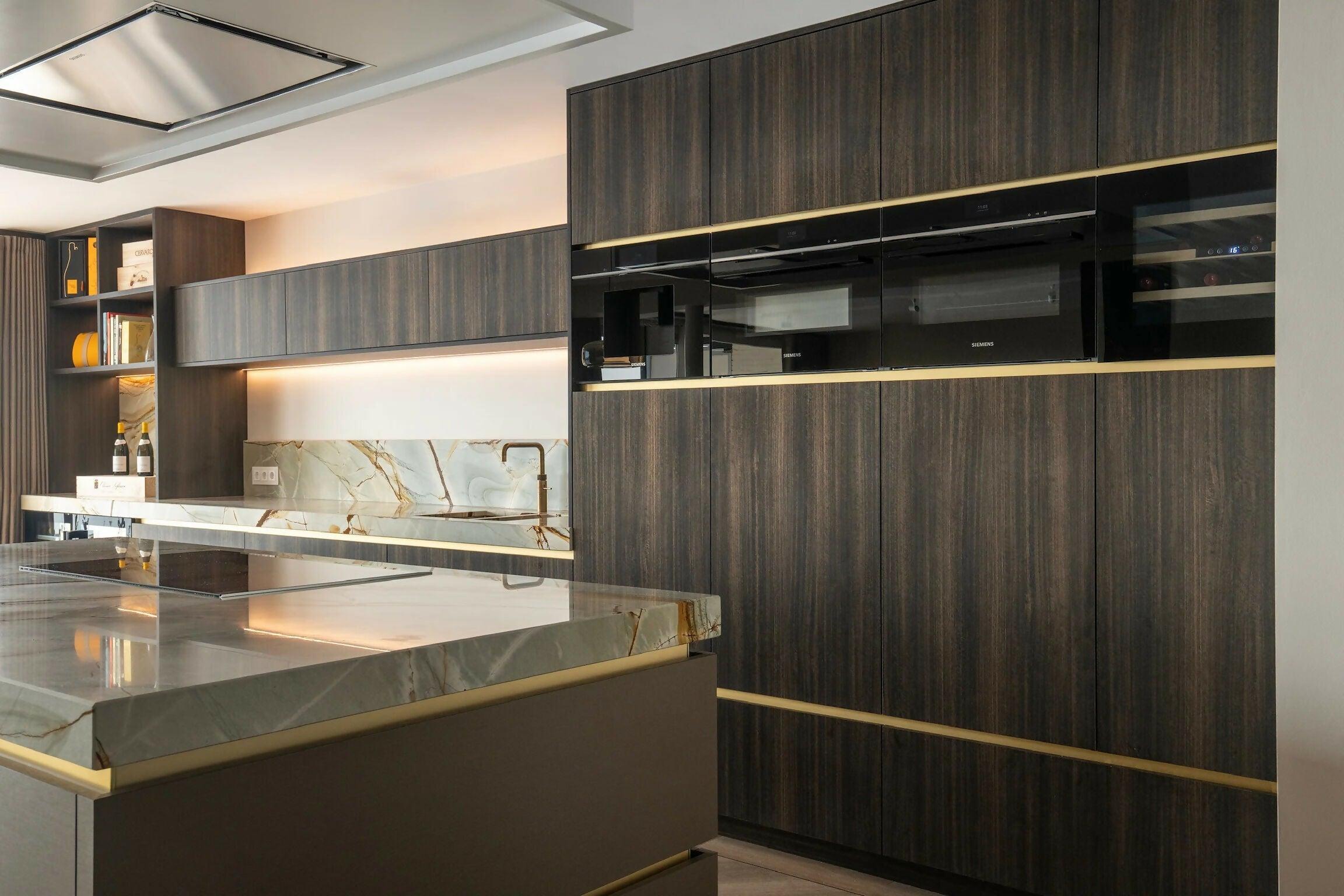 Totaalinrichting penthouse-Meubellen-gouden greeplijst,luxe maatwerk,maatwerk interieur,natuursteen keukenblad-Luxe Maatwerk Interieur voor Penthouse-OBLY