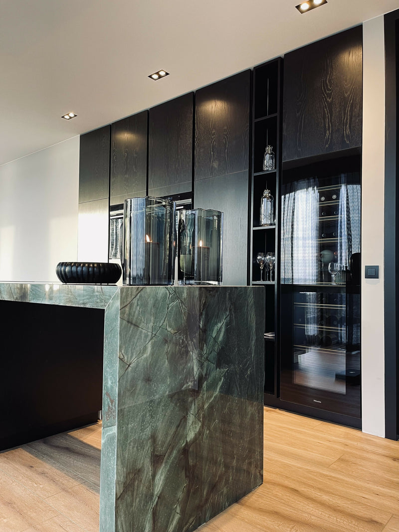 Totaalontwerp met statement keuken en maatwerkdetails-L4 Elvire-keuken-Totaalinterieur met statement keuken in natuursteen | STUDIO L4-OBLY
