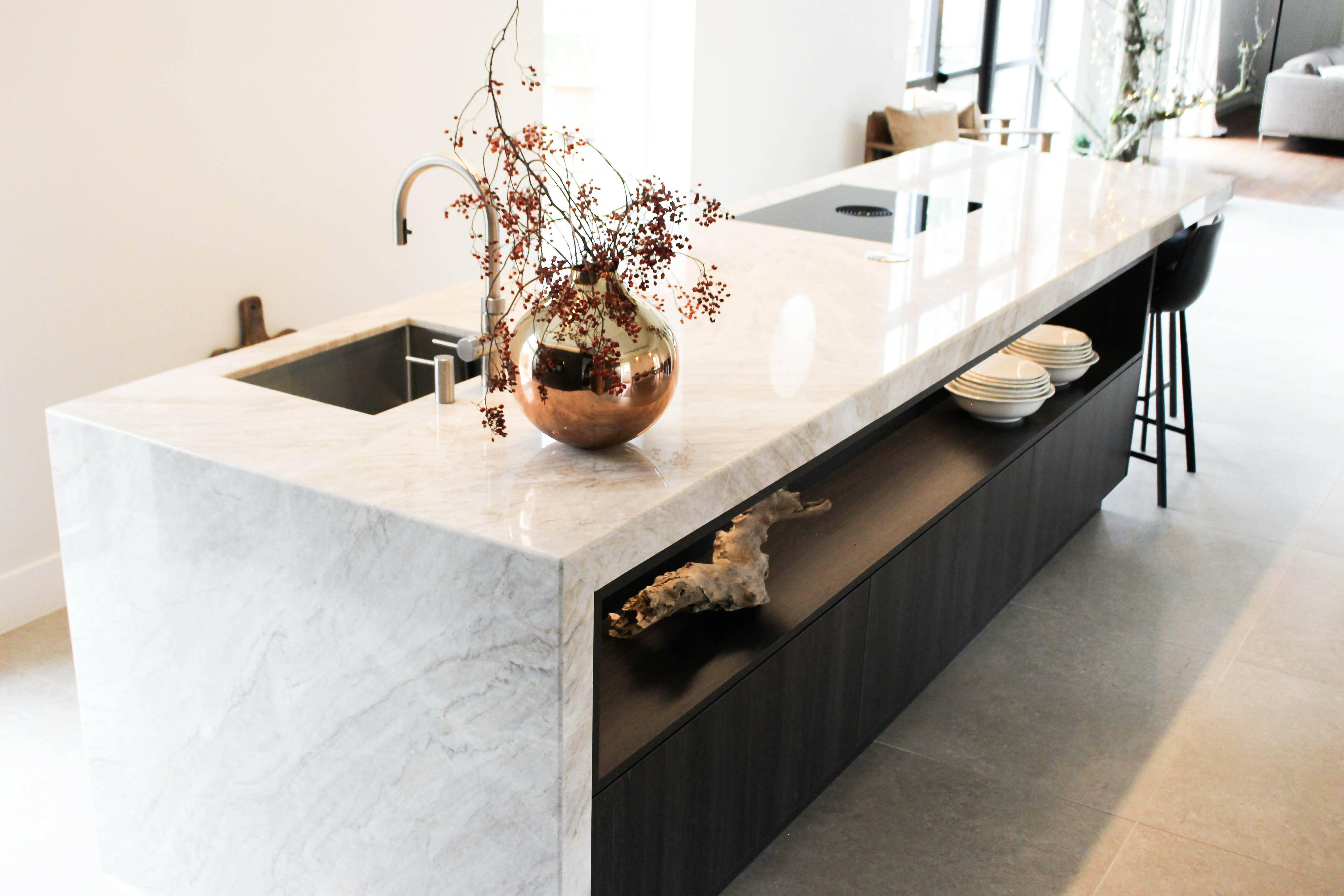 Totaalproject keukenontwerp-ELKE SPECK INTERIEURONTWERP-Boerderij,design keuken inspiratie,eiken keukenfronten,ingewerkte koffienis,Keuken,luxe woonkeuken,maatwerk keukenontwerp,ontbijtkast op maat,strakke maatwerk keuken,wijnklimaatkast keuken-Groots in alle opzichten, contrastrijk in materiaal, maar ingetogen en-OBLY