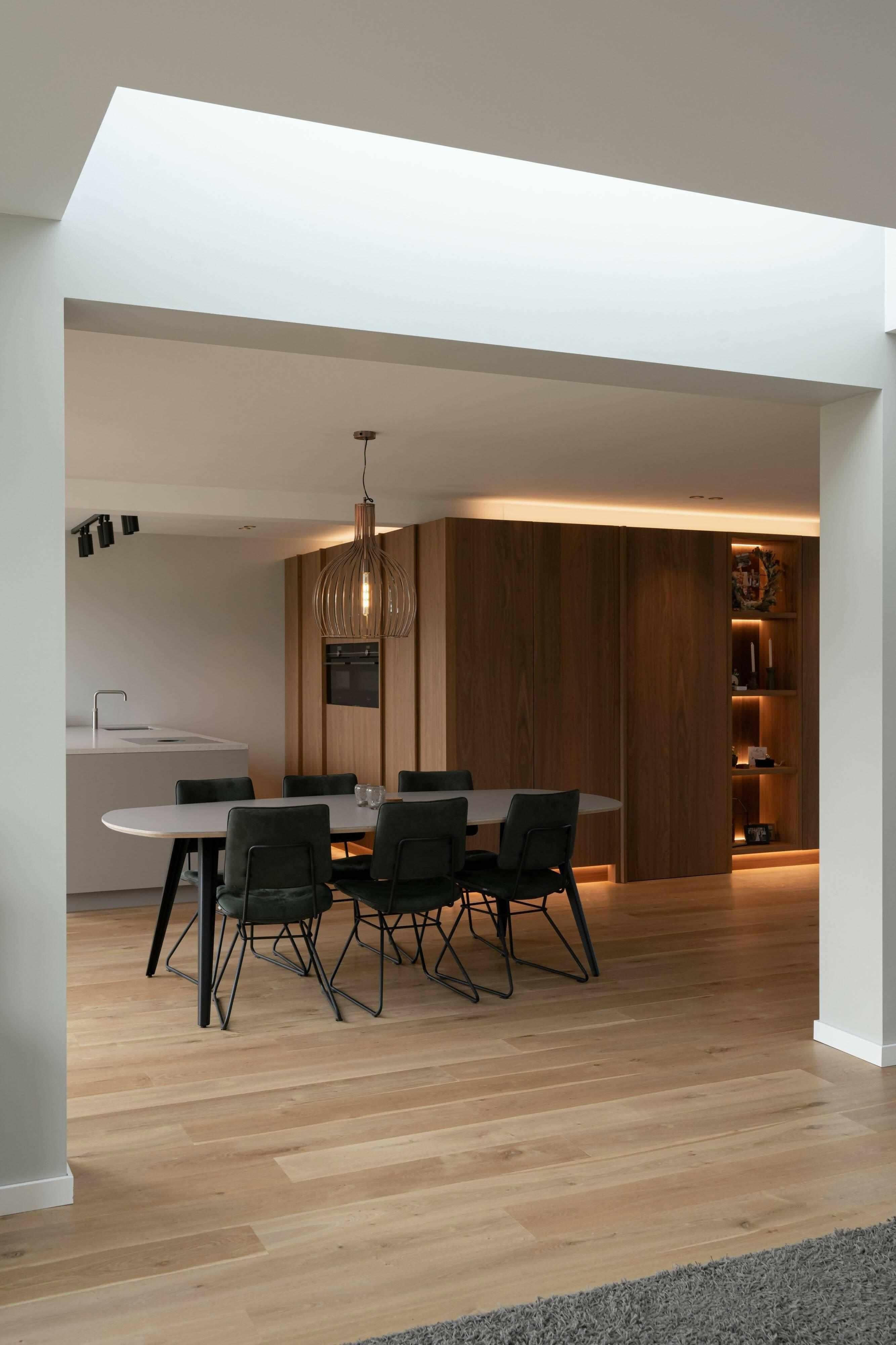 Totaalverbouwing met warm notenfineer-ELKE SPECK INTERIEURONTWERP-ingewerkte koffiebar,luxe woonkeuken,maatwerk kastenwand,multifunctioneel maatwerk,open keuken ontwerp,stijlvolle woningrenovatie,totaalverbouwing woning,warm notenfineer interieur-Totaalverbouwing met warm notenfineer-OBLY