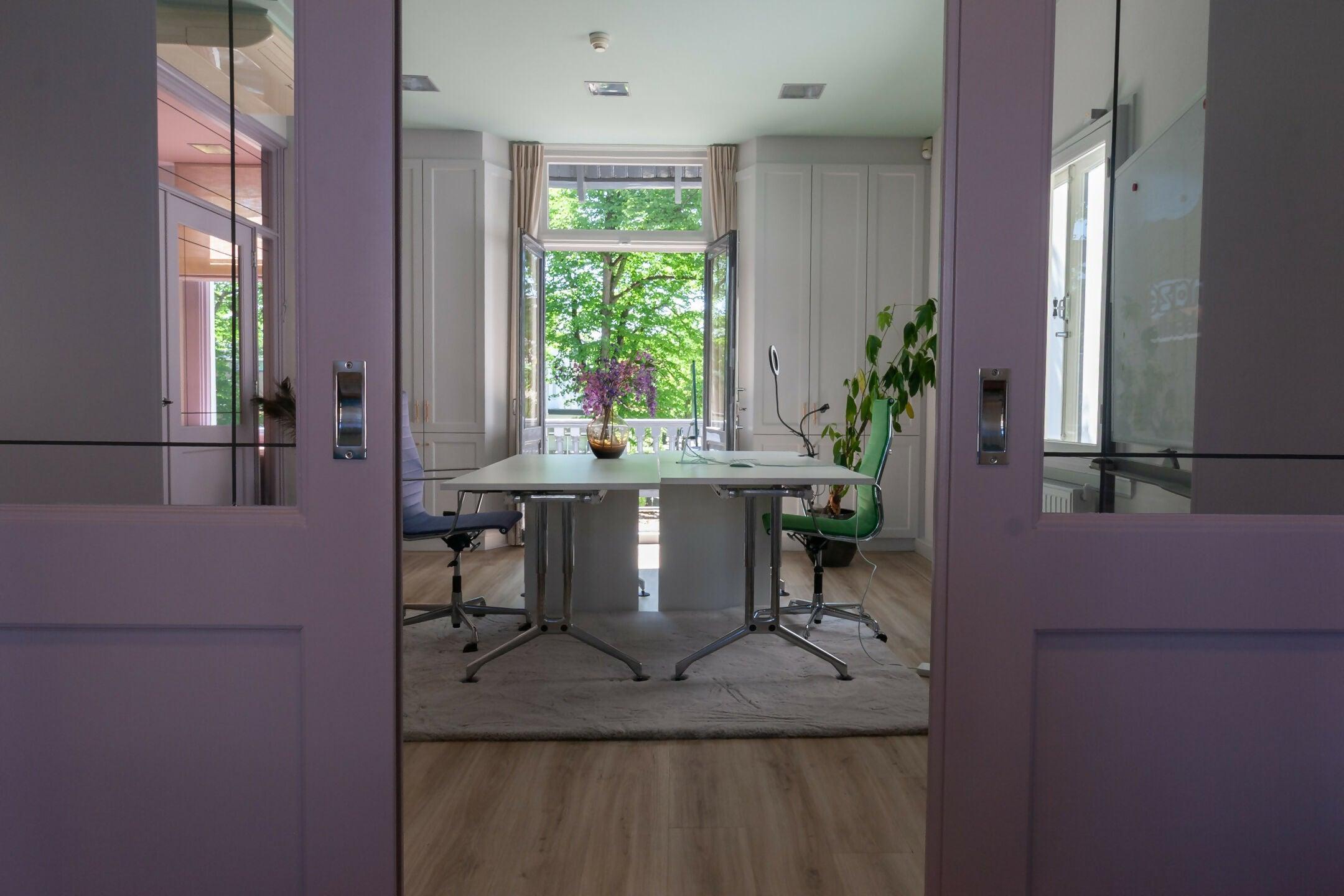 Transformatie karakteristiek kantoorpand-Studio Roos-Groene accenten,Lichte inrichting,Moderne werkplek,Open indeling,woonkamer-Moderne transformatie van karakteristiek kantoorpand-OBLY