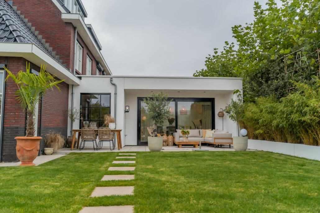 Tuinontwerp met aanbouw en veranda-Lifs Interior Design-Buitenruimte design,Exterieur,Mediterrane tuin,Moderne tuin,Terras ontwerp,Tuin en interieur,Tuin inspiratie,Tuin met aanbouw,Tuin met veranda,Tuinontwerp-Tuinontwerp met aanbouw en veranda -OBLY