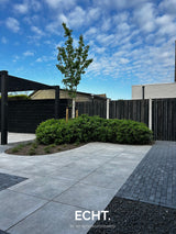 Moderne achtertuin met organische beplanting