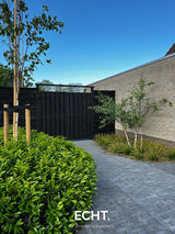 Moderne achtertuin met organische beplanting