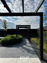 Moderne achtertuin met organische beplanting