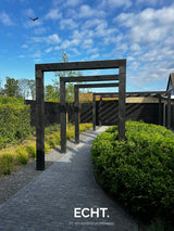 Moderne achtertuin met organische beplanting