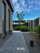 Moderne achtertuin met organische beplanting