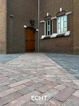 Groen kerkplein bij een monumentaal kerkgebouw