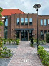 Groen kerkplein bij een monumentaal kerkgebouw