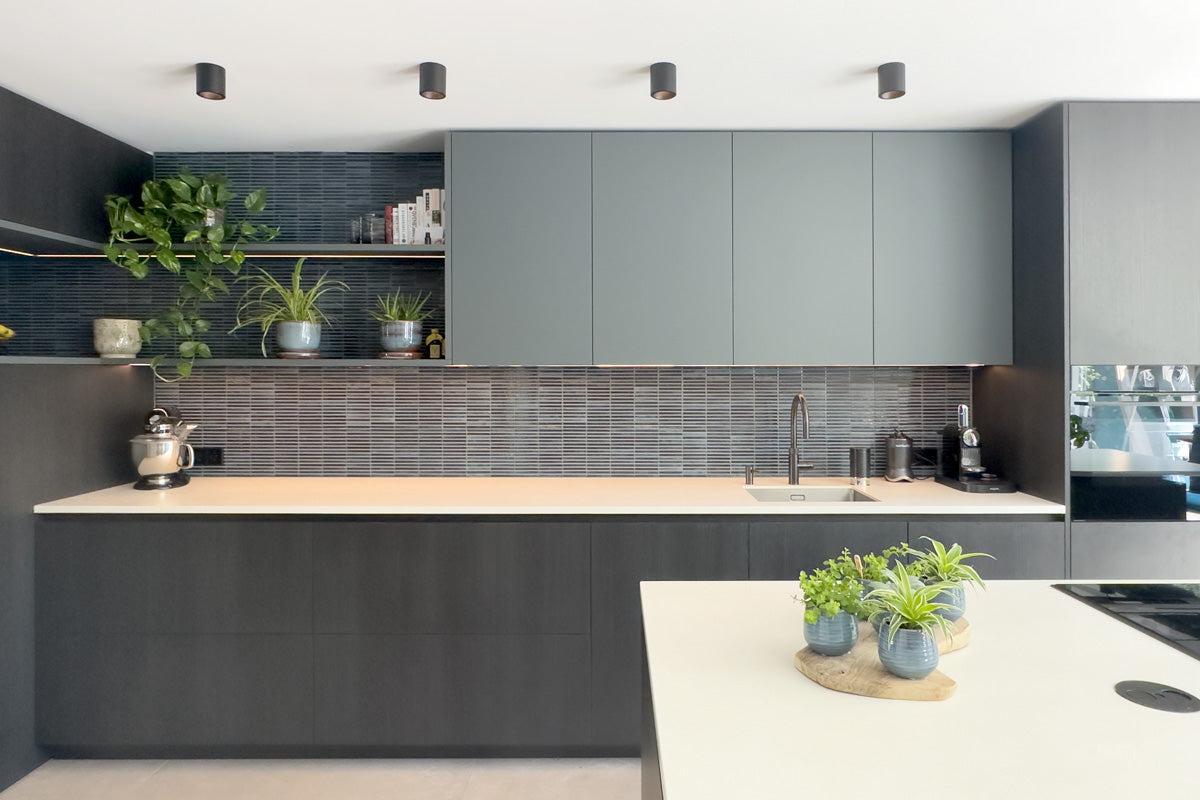 Uitbouw met maatwerk keuken en roomdivider-Joolsdesign-Aanbouw,Interieurontwerp,Keuken inspiratie,Lichtplan,Maatwerk kast,maatwerk keuken,moderne keuken,open keuken,roomdivider,TV meubel,uitbouw woning,woonkamer inspiratie-Uitbouw met maatwerk keuken en roomdivider | Joolsdesign-OBLY