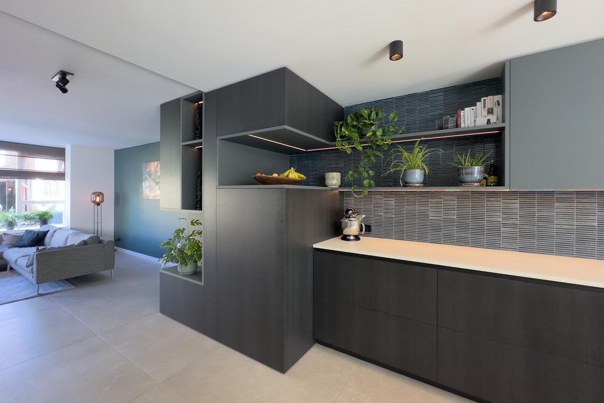 Uitbouw met maatwerk keuken en roomdivider-Joolsdesign-Aanbouw,Interieurontwerp,Keuken inspiratie,Lichtplan,Maatwerk kast,maatwerk keuken,moderne keuken,open keuken,roomdivider,TV meubel,uitbouw woning,woonkamer inspiratie-Uitbouw met maatwerk keuken en roomdivider | Joolsdesign-OBLY