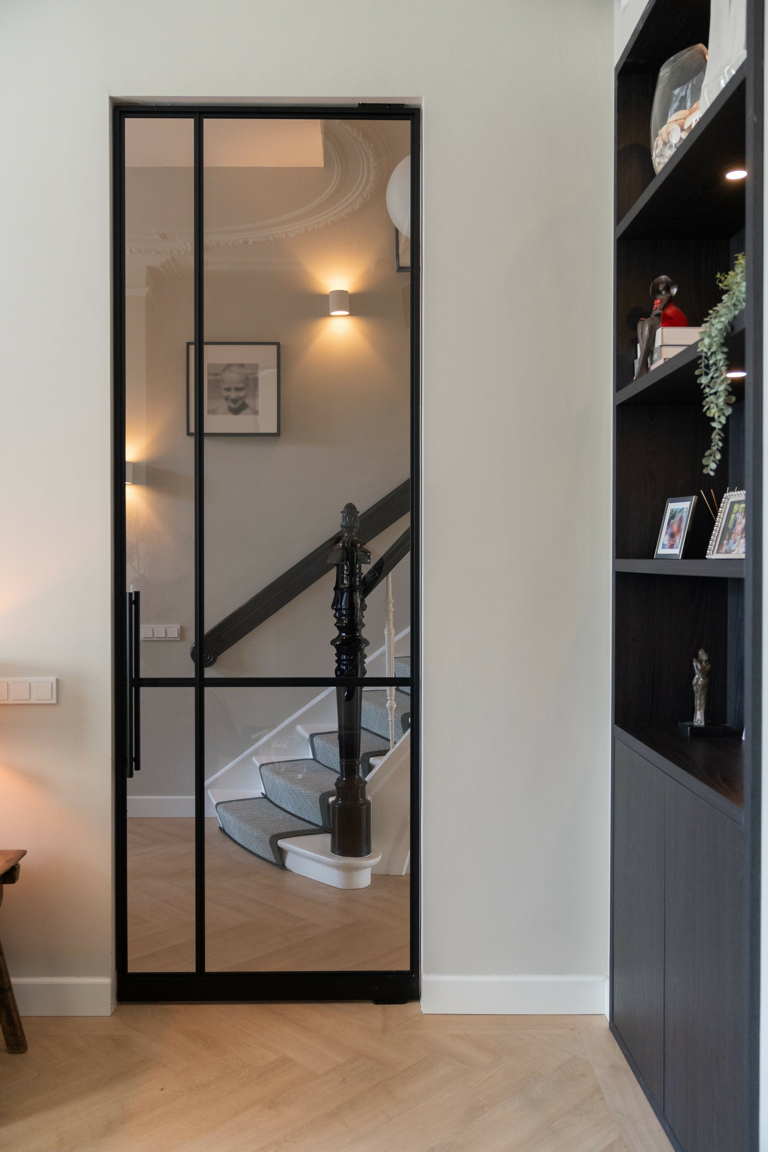 Van Kantoor naar Herenhuis-In je sas interieur-badkamer,herenhuis,keuken,woonkamer-Herenhuis Transformatie in Den Haag – Tijdloos Familiehuis-OBLY