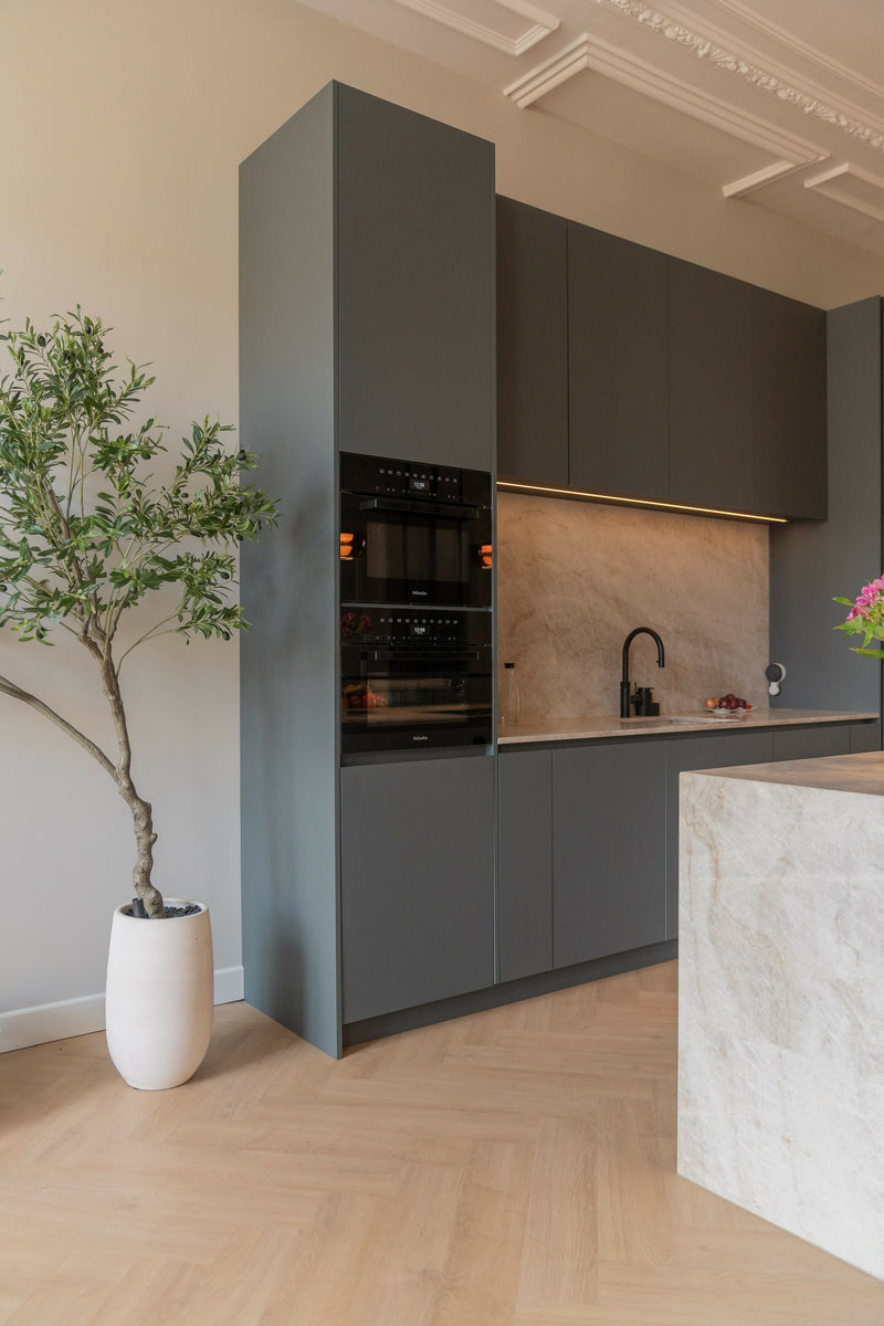 Van Kantoor naar Herenhuis-OBLY-badkamer,herenhuis,keuken,woonkamer-Herenhuis Transformatie in Den Haag – Tijdloos Familiehuis-OBLY