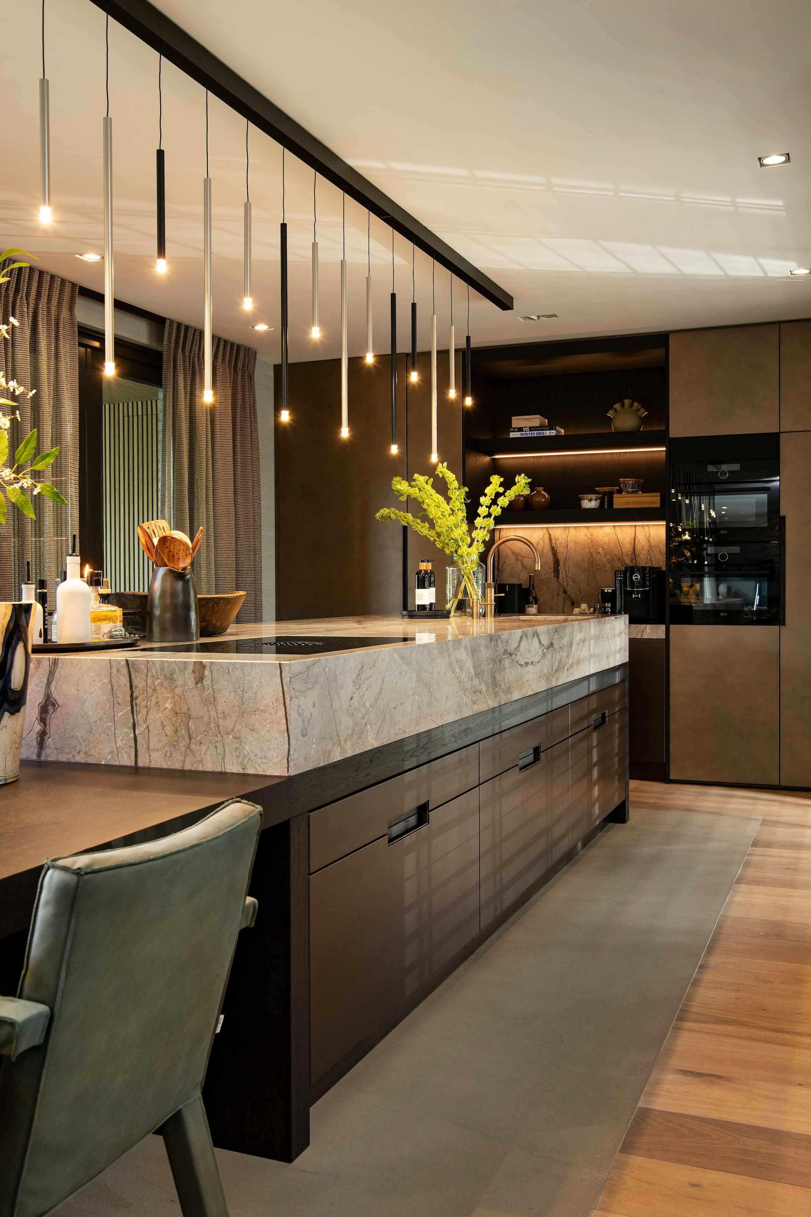 Van Neutraal naar Natuur-Esther Rooijackers Interieur-interieur styling,Keuken,keuken ontwerp,leefkeuken,maatwerk keuken,marmeren keukenblad,modern interieur,open keuken,woning make-over-Kleurrijke Woningtransformatie | Luxe Interieur Make-over-OBLY