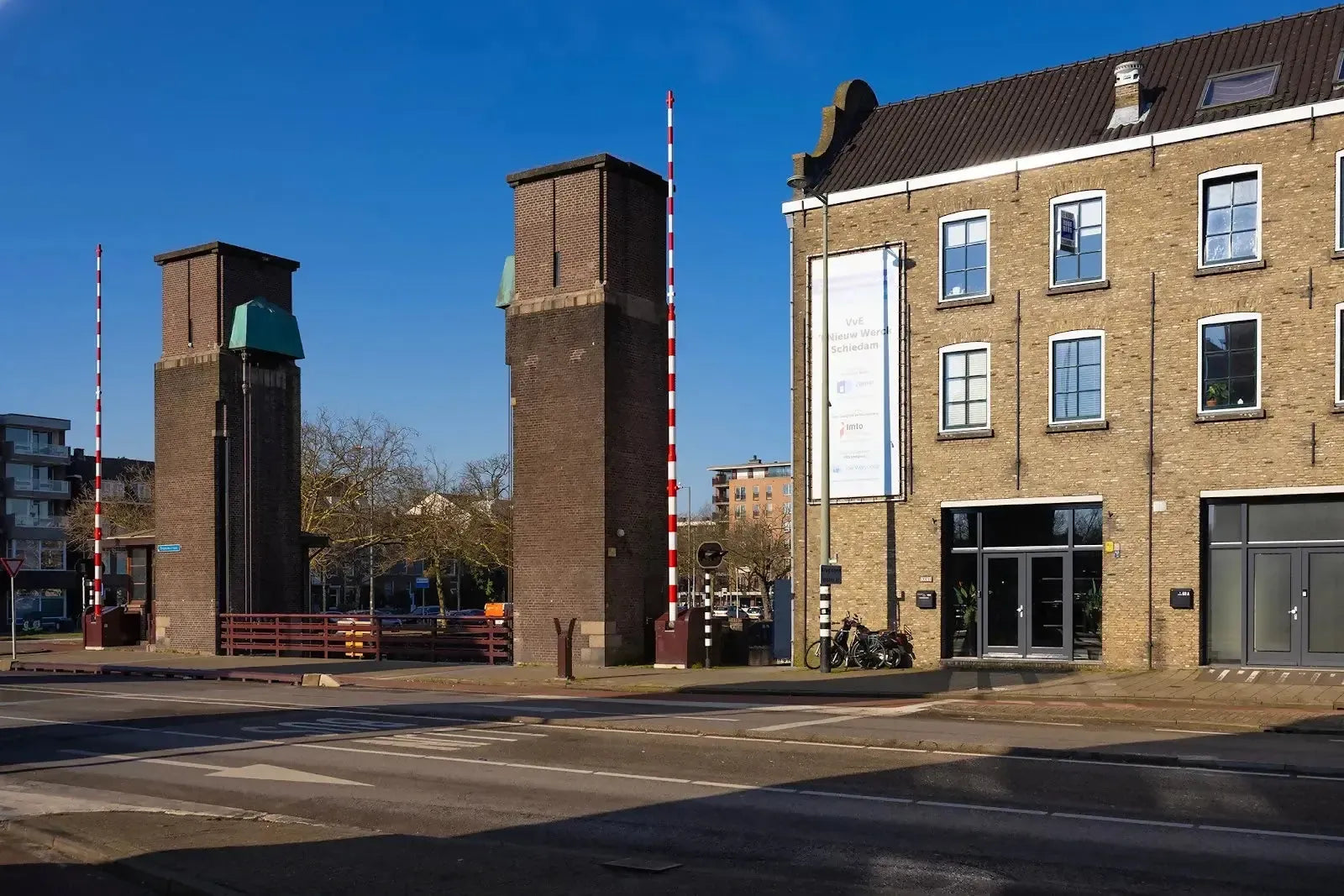 Van grachtenwoning naar stijlvol chique appartement-Puur Veronique-Historisch pand herontwikkeling,Hoge plafonds,Luxe interieur,Maatwerk interieur,Mediterrane patio,Modern chic appartement,Split-level woning,Warm minimalisme-Transformatie: van grachtenpand tot stijlvol appartement | PUUR Veroni-OBLY