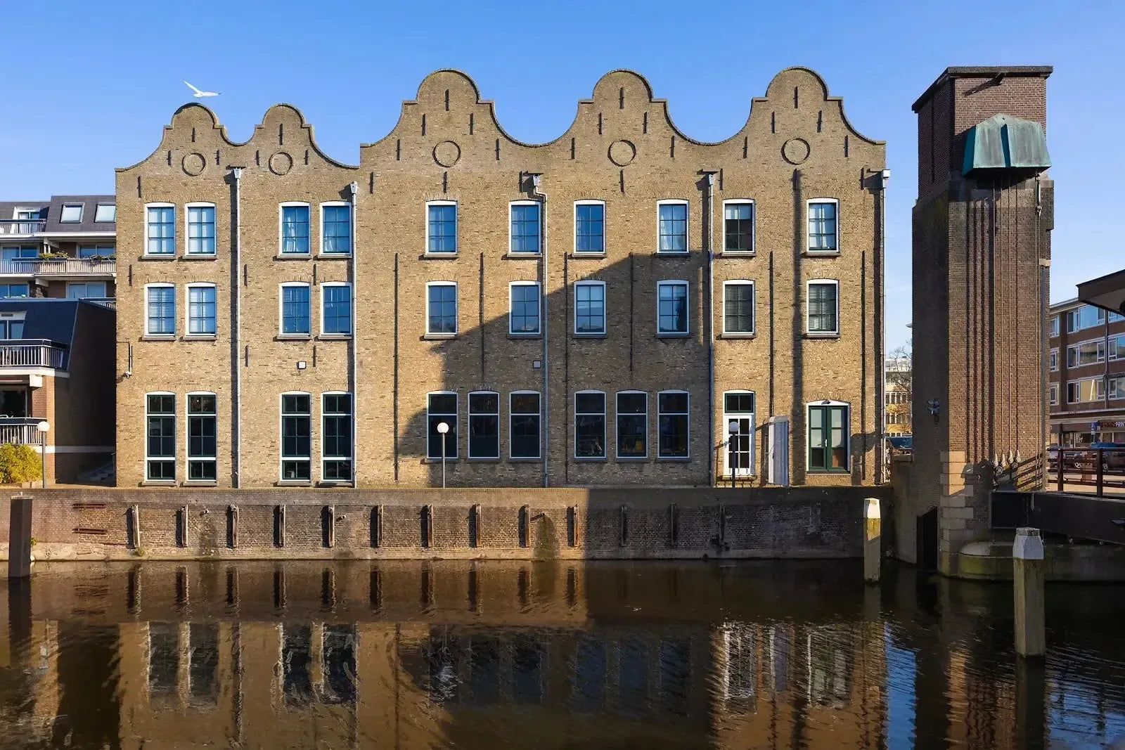 Van grachtenwoning naar stijlvol chique appartement-Puur Veronique-Historisch pand herontwikkeling,Hoge plafonds,Luxe interieur,Maatwerk interieur,Mediterrane patio,Modern chic appartement,Split-level woning,Warm minimalisme-Transformatie: van grachtenpand tot stijlvol appartement | PUUR Veroni-OBLY