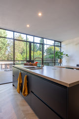 Verbouwing met aanbouw in Hillegersberg-Sensbouw-Luxe keuken design,Stalen puien interieur,Veel daglicht woning,Visgraat vloer interieur,Woonkamer met tuin verbinding-Verbouwing met moderne aanbouw-OBLY